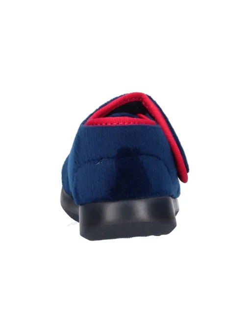 Ciabatta chiusa da bambino blu